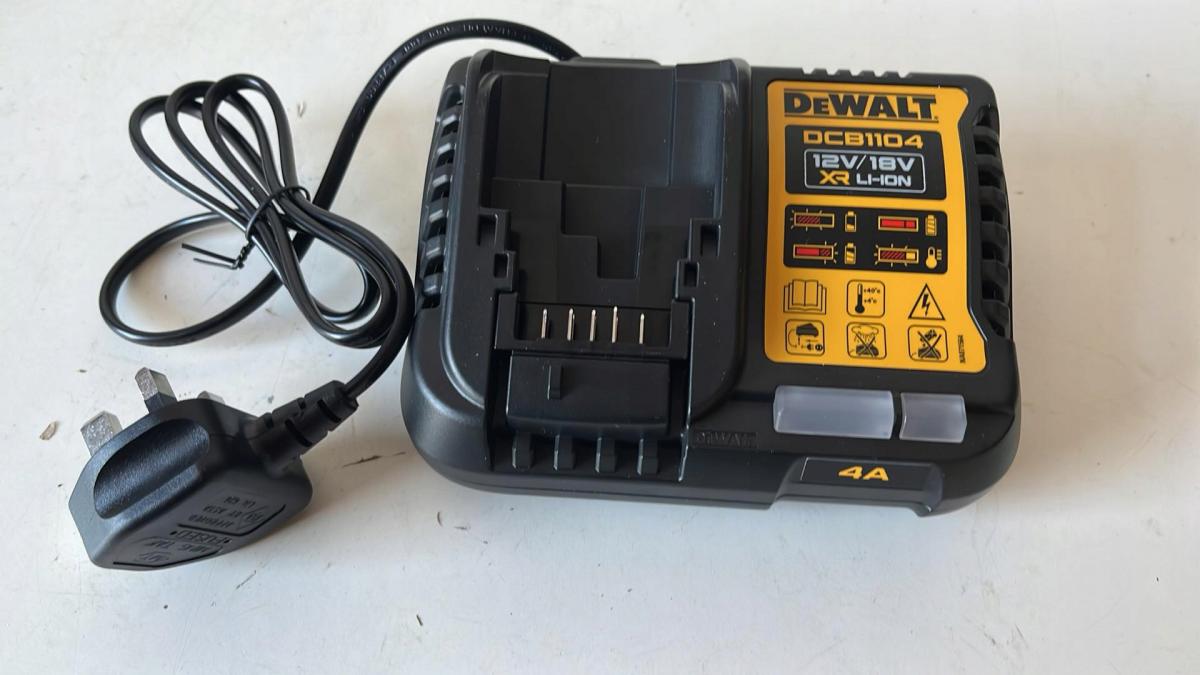 DE WALT XR Ładowarka wielonapięciowa 4 A DCB1104-QW