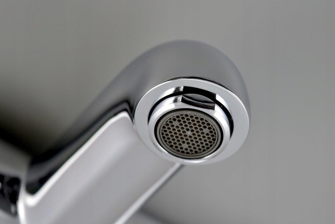 Bateria wannowo-prysznicowa dwuuchwytowa ścienna Hansgrohe Ecostat srebrny