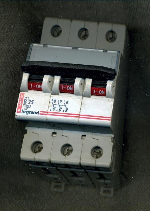 LEGRAND Wyłącznik nadprądowy S 303 3P B 25A 6000A TX3