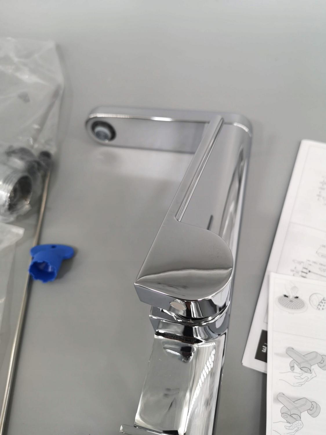 Bateria umywalkowa stojąca GROHE Essence 1-uchwyt. 1-otw. mosiężna chrom