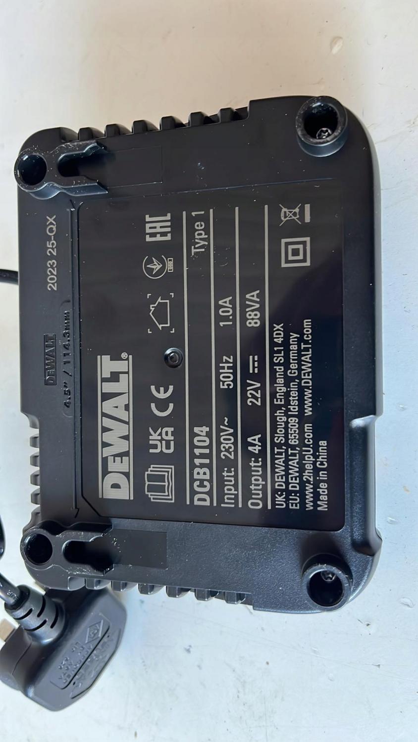 DE WALT XR Ładowarka wielonapięciowa 4 A DCB1104-QW