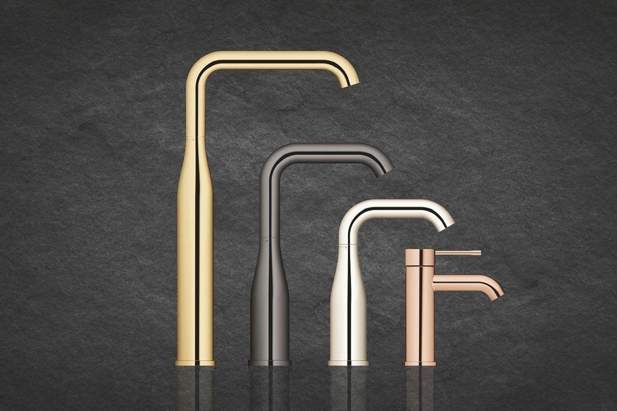 Bateria umywalkowa stojąca GROHE Essence 1-otw. phantom black giętkie węże