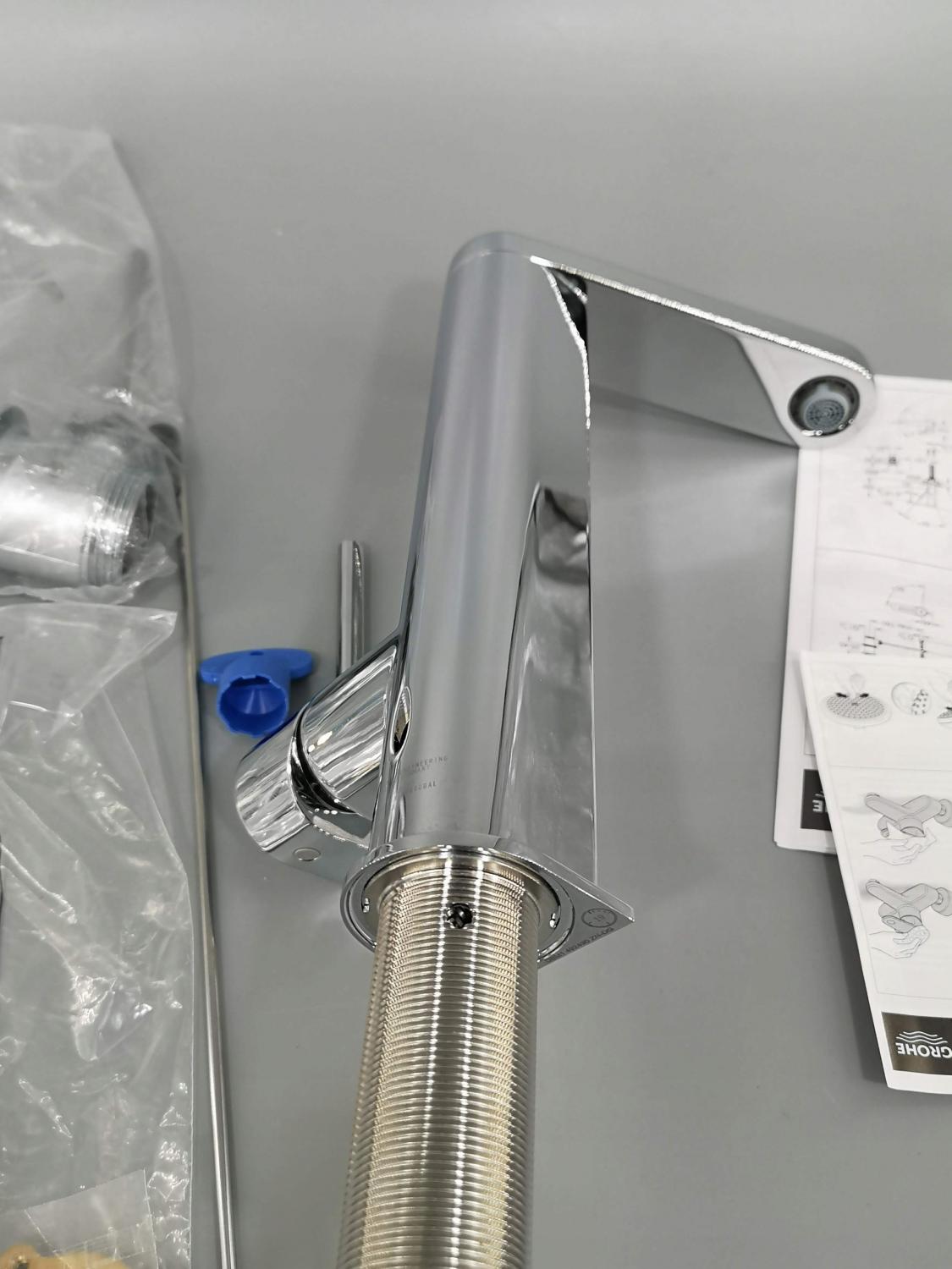 Bateria umywalkowa stojąca GROHE Essence 1-uchwyt. 1-otw. mosiężna chrom